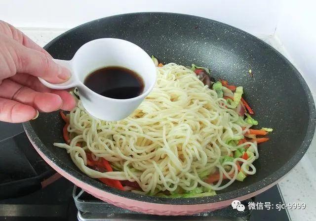 煮面条时,最忌水开下锅,面馆老板:牢记3点,面条又香又有嚼劲